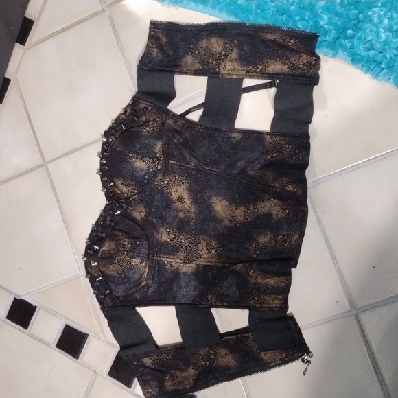 Spiked corset type top - Picture 9 of 14